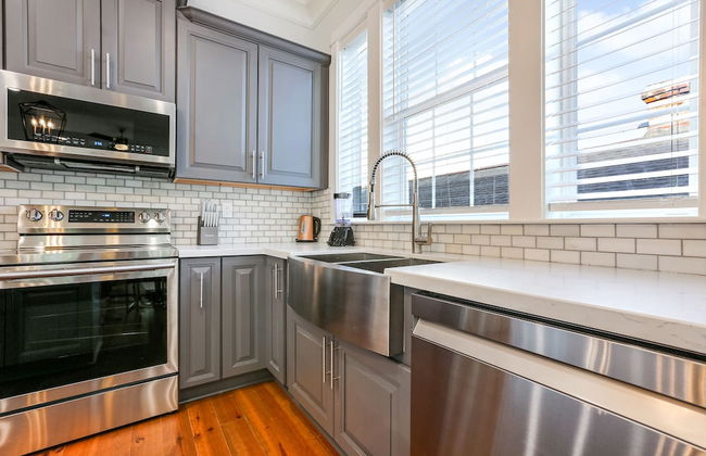 Stunning Modern and Fully-Upgraded 5 BR with Pool - Photo 16