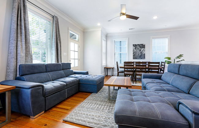 Stunning Modern and Fully-Upgraded 5 BR with Pool - Photo 21