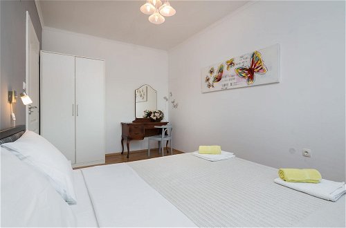 Photo 3 - 3 - Modern Apartment With Garden, 80m From Beach