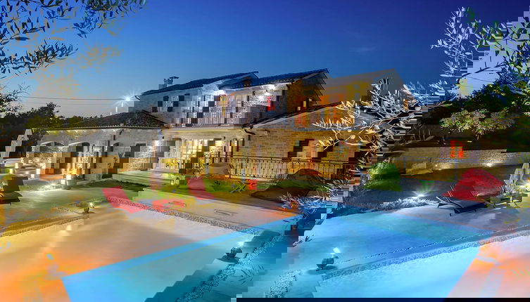 Foto 1 - Villa in Porec With Private Pool & Garden
