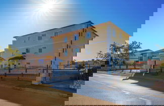 Foto 1 - Lovely Apartment with Covered Terrace & Hot Tub