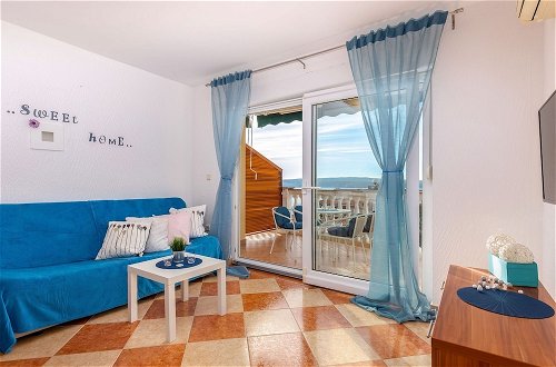 Foto 8 - Gorgeous Apartment With Hot Tub and Terrace With Sea View