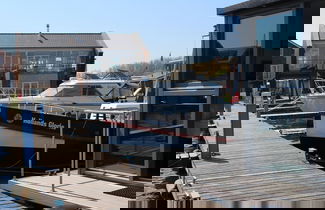 Foto 2 - Cozy Houseboat at the Edge of the Marina