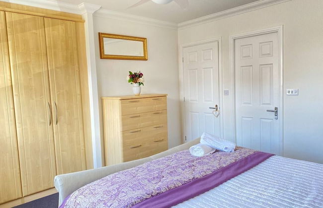 4-bed House With Private Garden in Barnsley! - Foto 10