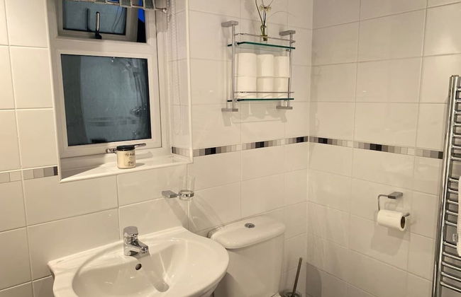 4-bed House With Private Garden in Barnsley! - Foto 27