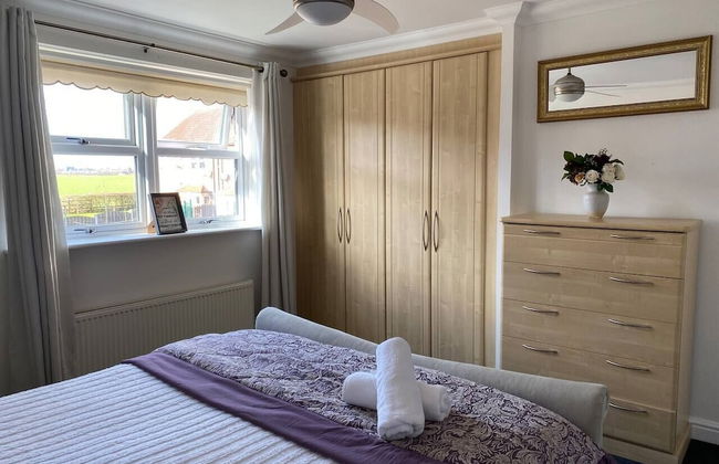 4-bed House With Private Garden in Barnsley! - Foto 11