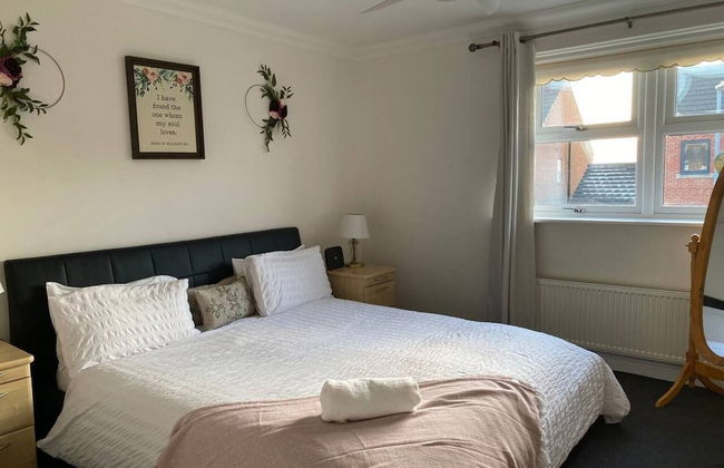 4-bed House With Private Garden in Barnsley! - Foto 2