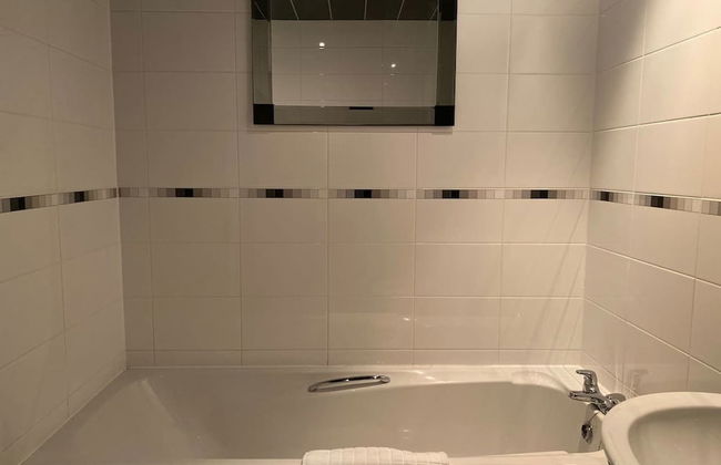 4-bed House With Private Garden in Barnsley! - Foto 24