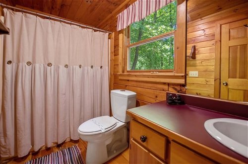Foto 6 - Hilltop Hideaway - Endearing Mountain Cabin With Hot tub Foosball pet Friendly