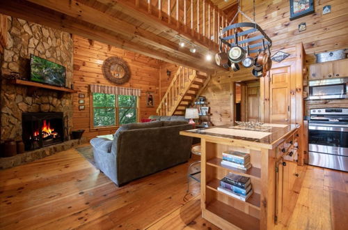 Foto 4 - Hilltop Hideaway - Endearing Mountain Cabin With Hot tub Foosball pet Friendly