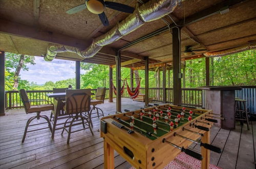 Foto 3 - Hilltop Hideaway - Endearing Mountain Cabin With Hot tub Foosball pet Friendly