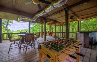 Foto 3 - Hilltop Hideaway - Endearing Mountain Cabin With Hot tub Foosball pet Friendly