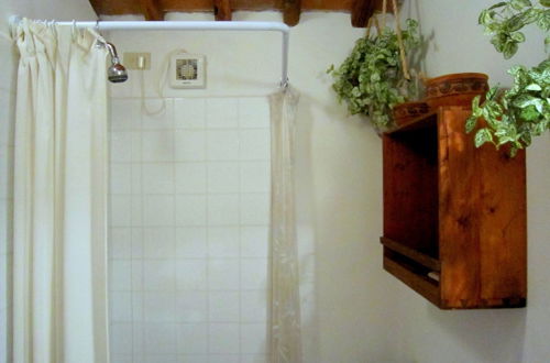 Photo 14 - Beautiful Cottage in Pescia with Hot Tub