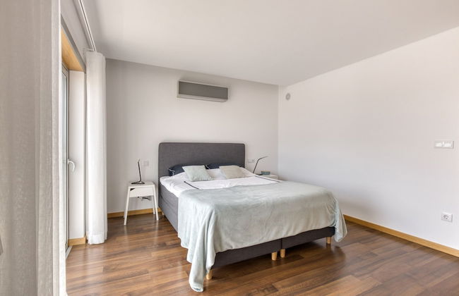 Modern Villa With Pool and Barbecue - Photo 35