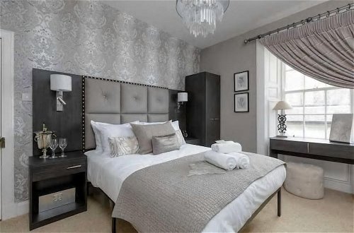 Photo 2 - Thistle Street Luxury Apt in the Heart of the City