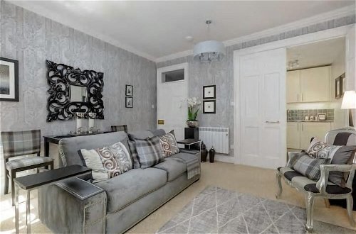 Photo 6 - Thistle Street Luxury Apt in the Heart of the City