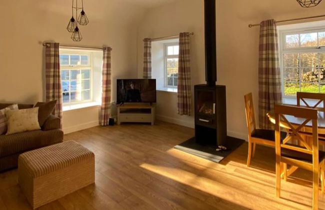 Inviting 2-bed Barn With hot tub Near Muirkirk - Photo 12