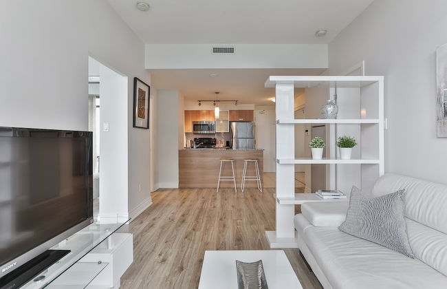 Bright Sub-Penthouse on Bay St - Foto 10