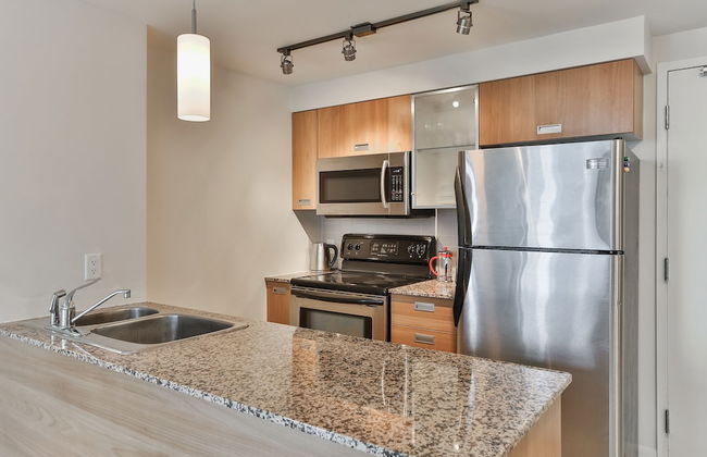 Bright Sub-Penthouse on Bay St - Foto 9