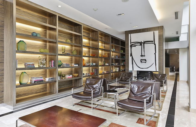 Bright Sub-Penthouse on Bay St - Foto 2
