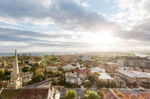 Foto 16 - Ocean Views St Kilda Apartment by Ready Set Host