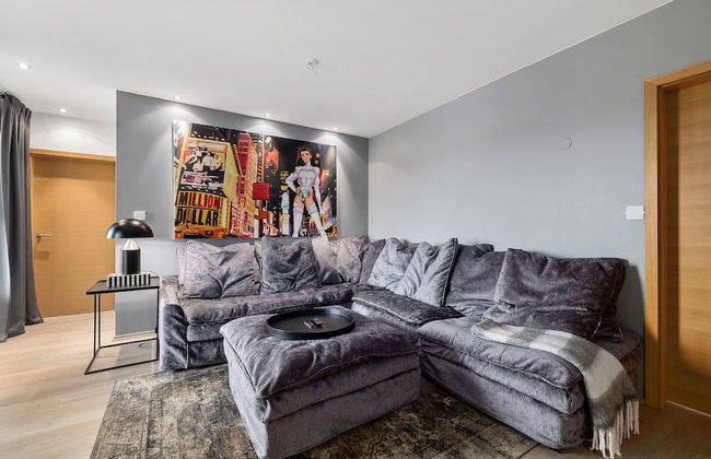 Luxurious Large Home, Perfect for Your Group - Photo 16