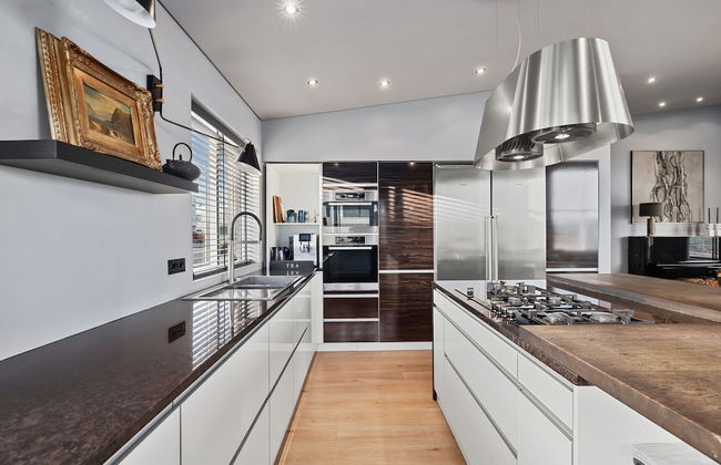 Luxurious Large Home, Perfect for Your Group - Photo 15
