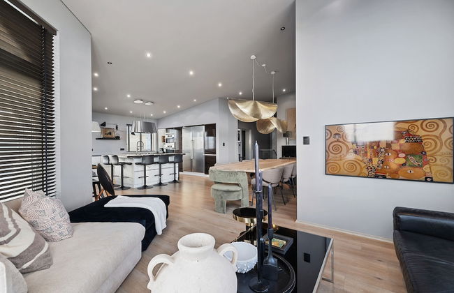 Luxurious Large Home, Perfect for Your Group - Photo 4