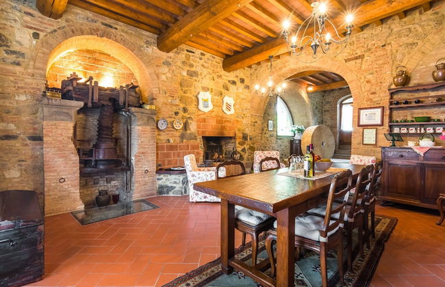 Holiday Home in Town Center with Pool, Garden, Hot Tub - Foto 8