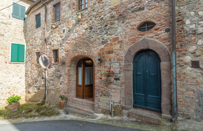 Holiday Home in Town Center with Pool, Garden, Hot Tub - Foto 2