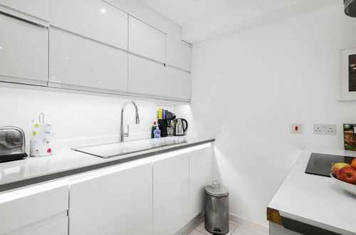 Photo 10 - Livestay- Trendy 1bed With Balcony in Westminster