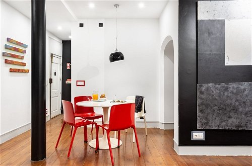 Foto 14 - ALTIDO Bold & colourful 1-bed flat at the heart of Chiado, nearby Carmo Convent
