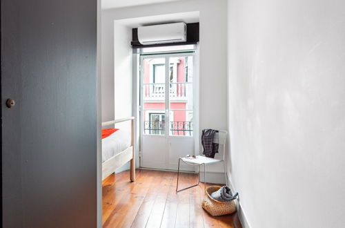 Foto 2 - ALTIDO Bold & colourful 1-bed flat at the heart of Chiado, nearby Carmo Convent