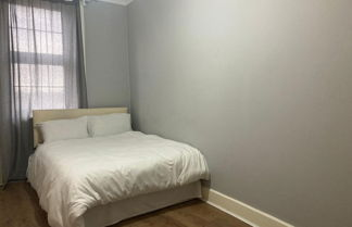 Photo 3 - Three Bed Two Bath Apartment in London