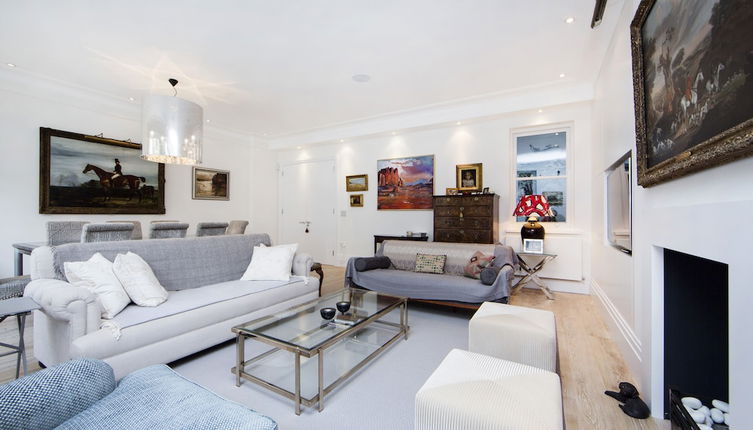 Photo 1 - Beautiful and Spacious 2 Bed/2 Bath Property Just Moments From Earls Court