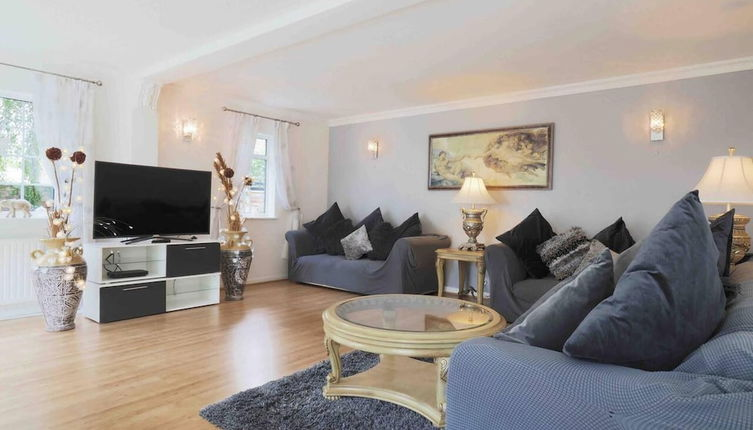 Photo 1 - Inviting 7-bed House With sea Views in Hythe