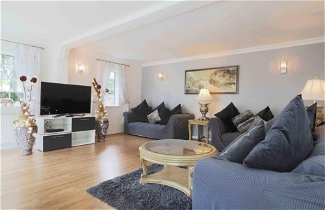 Photo 1 - Inviting 7-bed House With sea Views in Hythe