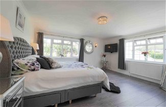 Photo 2 - Inviting 7-bed House With sea Views in Hythe