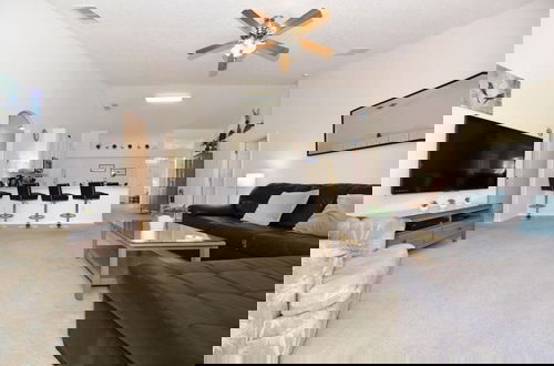 Foto 12 - Beautiful 5 Bed Pool Game Room 5 Bedroom Home by RedAwning