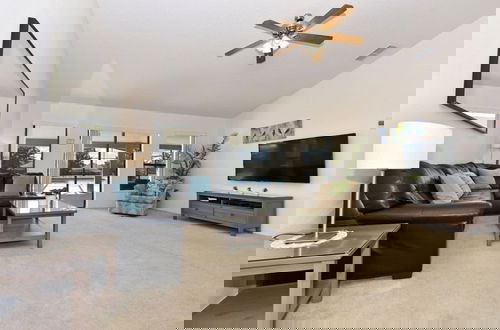 Foto 10 - Beautiful 5 Bed Pool Game Room 5 Bedroom Home by RedAwning