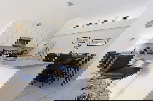 Foto 7 - Beautiful 5 Bed Pool Game Room 5 Bedroom Home by RedAwning
