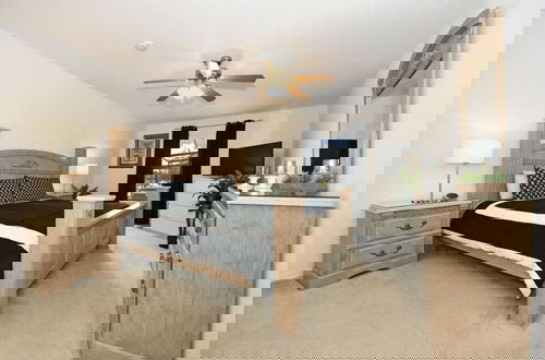 Foto 2 - Beautiful 5 Bed Pool Game Room 5 Bedroom Home by RedAwning