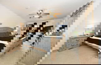 Foto 2 - Beautiful 5 Bed Pool Game Room 5 Bedroom Home by RedAwning