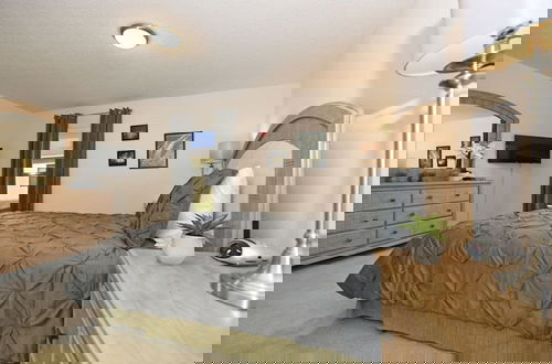 Foto 3 - Beautiful 5 Bed Pool Game Room 5 Bedroom Home by RedAwning