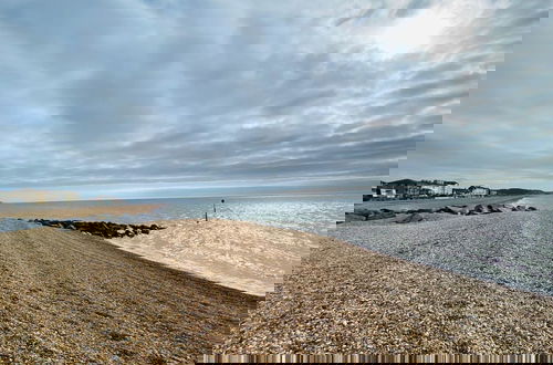 Photo 15 - Beachfront Bolthole With Seaview in Idyllic Hythe