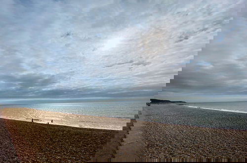 Photo 14 - Beachfront Bolthole With Seaview in Idyllic Hythe