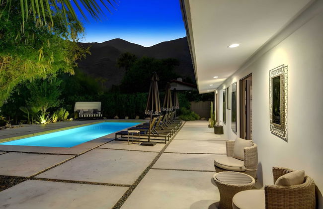 Modern Oasis w/ Pool, Patio Lounge, & Mountain Views Palo Verde by Avantstay - Foto 25