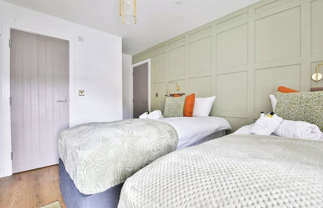 North Road New Luxe Flats with Parking - Photo 26