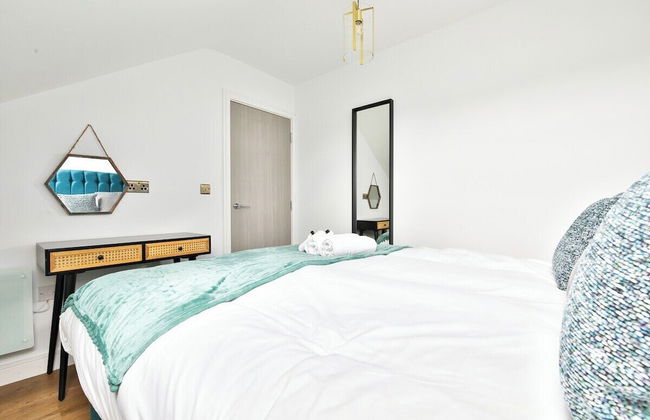 North Road New Luxe Flats with Parking - Photo 25