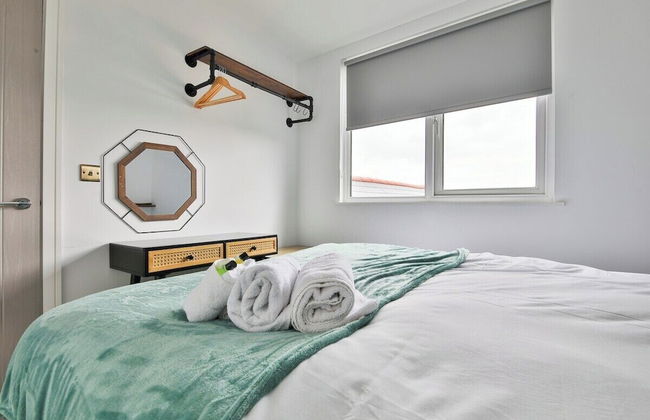 North Road New Luxe Flats with Parking - Photo 30